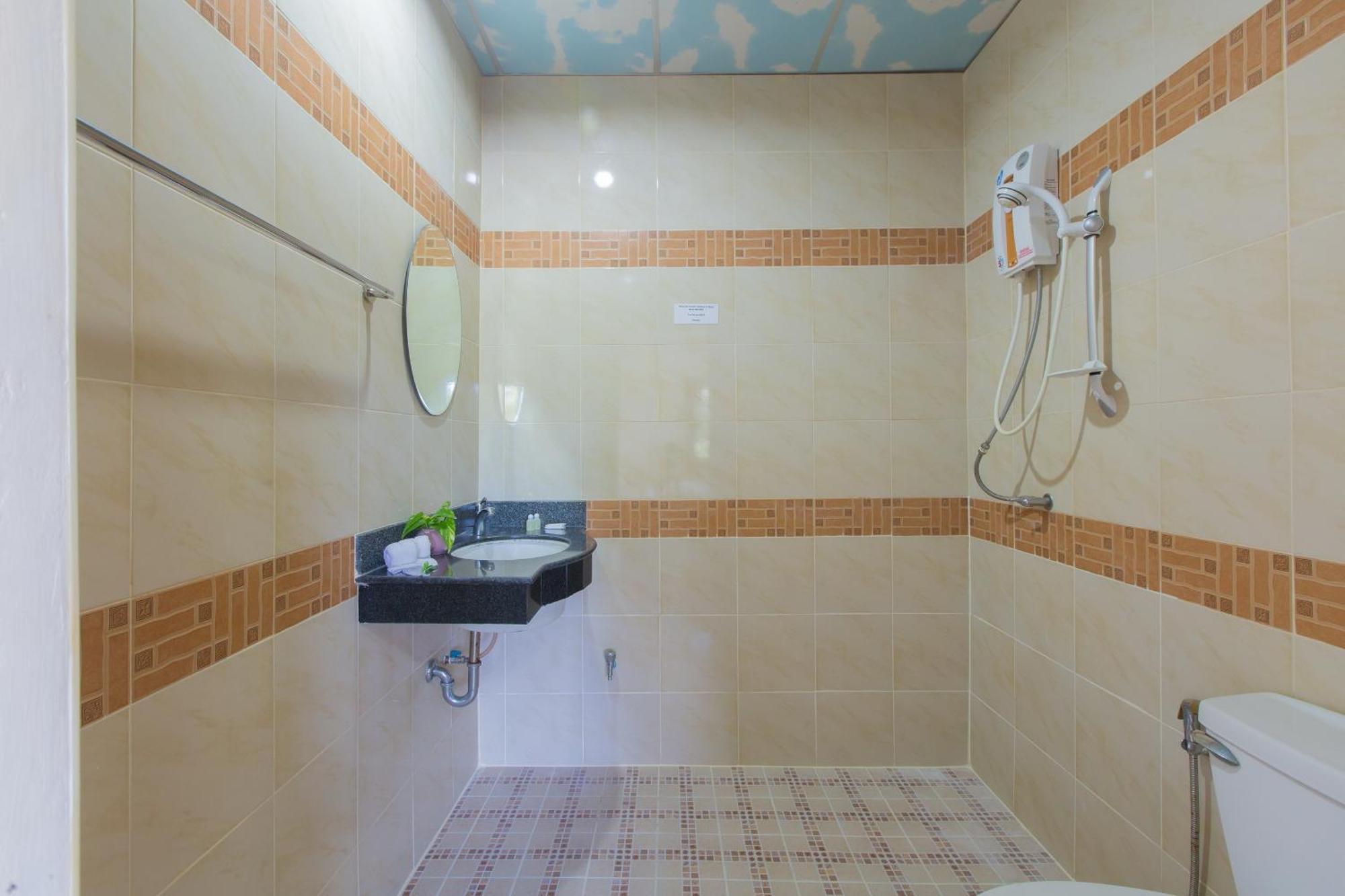 Patong Rai Rom Yen Resort Sha Habitación foto